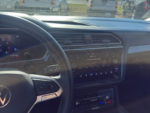 Used 2024 Volkswagen Tiguan SE image 33