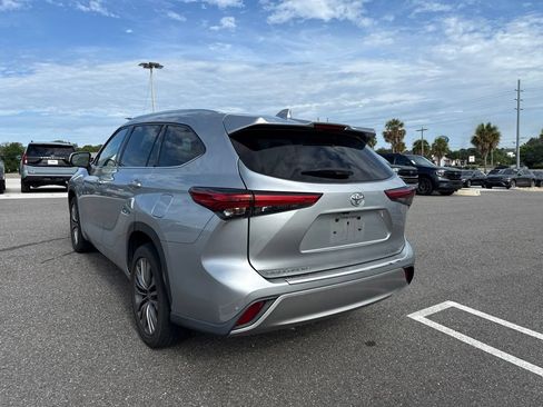 Used 2021 Toyota Highlander Platinum FWD image 3