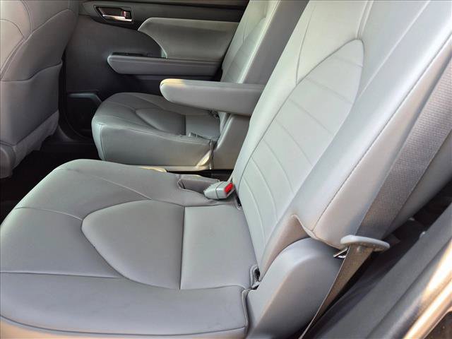 Certified 2022 Toyota Highlander XLE FWD image 18