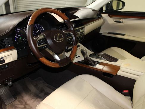 Used 2016 Lexus ES 300h w/ Luxury Package w/Wood Trim FWD image 23