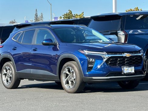 Used 2024 Chevrolet Trax LT image 2