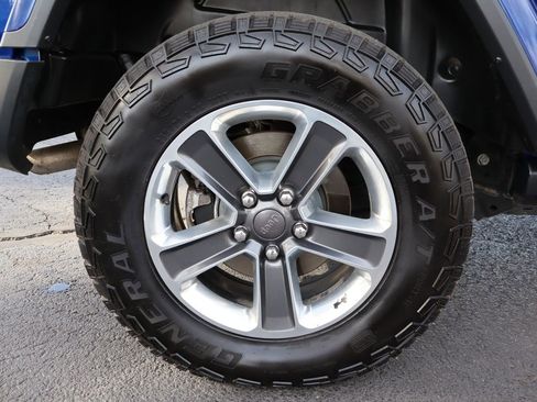 Used 2018 Jeep Wrangler Unlimited Sahara w/ Dual Top Group AWD/4WD image 44