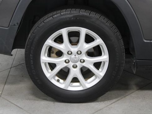 Used 2018 Jeep Cherokee Latitude Plus FWD image 14