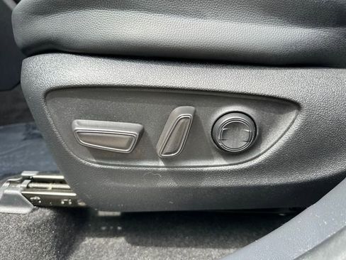 Used 2023 Toyota Highlander XLE AWD/4WD image 34