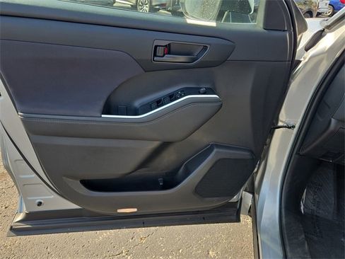 Used 2024 Toyota Highlander LE image 11