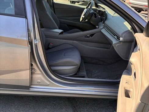 Used 2023 Hyundai Elantra SEL w/ Convenience Package FWD image 17
