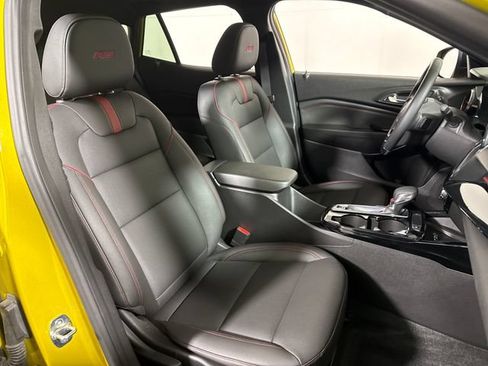 Used 2024 Chevrolet Trax RS w/ Sunroof Package FWD image 14