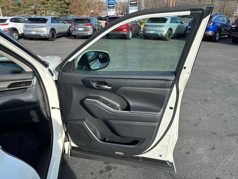 Used 2020 Toyota Highlander XLE image 52