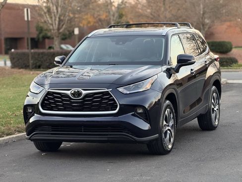 Used 2021 Toyota Highlander XLE FWD image 2