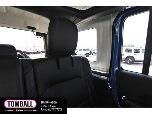 Used 2024 Jeep Wrangler Unlimited Sahara w/ Technology Group AWD/4WD image 12