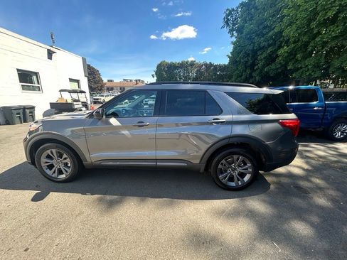 Used 2023 Ford Explorer XLT w/ Equipment Group 202A AWD/4WD image 4