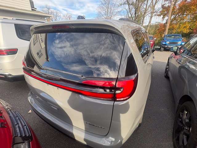 Used 2025 Chrysler Pacifica Limited FWD image 14