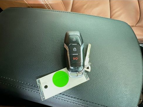 Used 2017 Ford Explorer XLT image 38