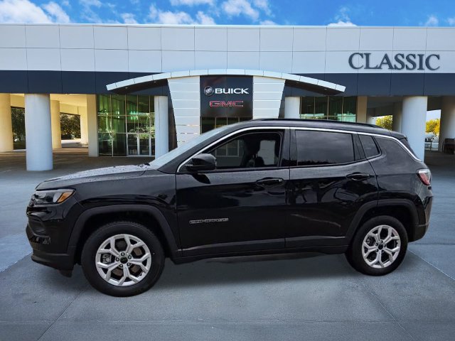 Used 2025 Jeep Compass Latitude AWD/4WD image 4
