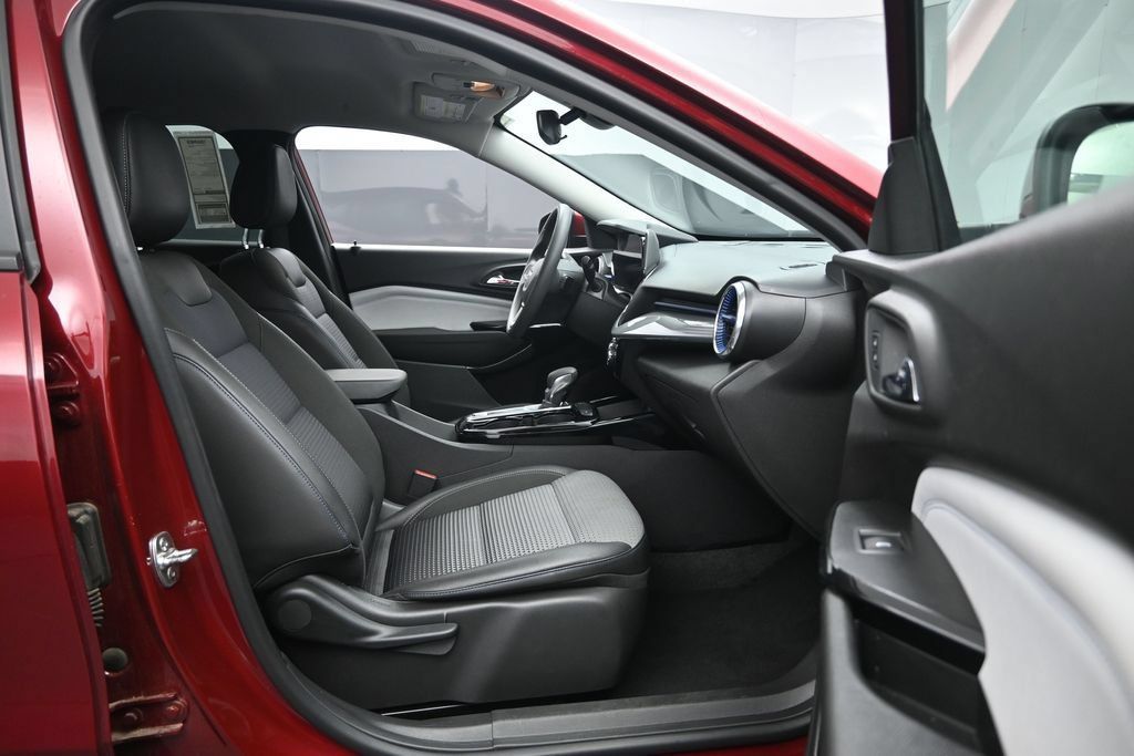 Used 2025 Chevrolet Trax LT FWD image 27