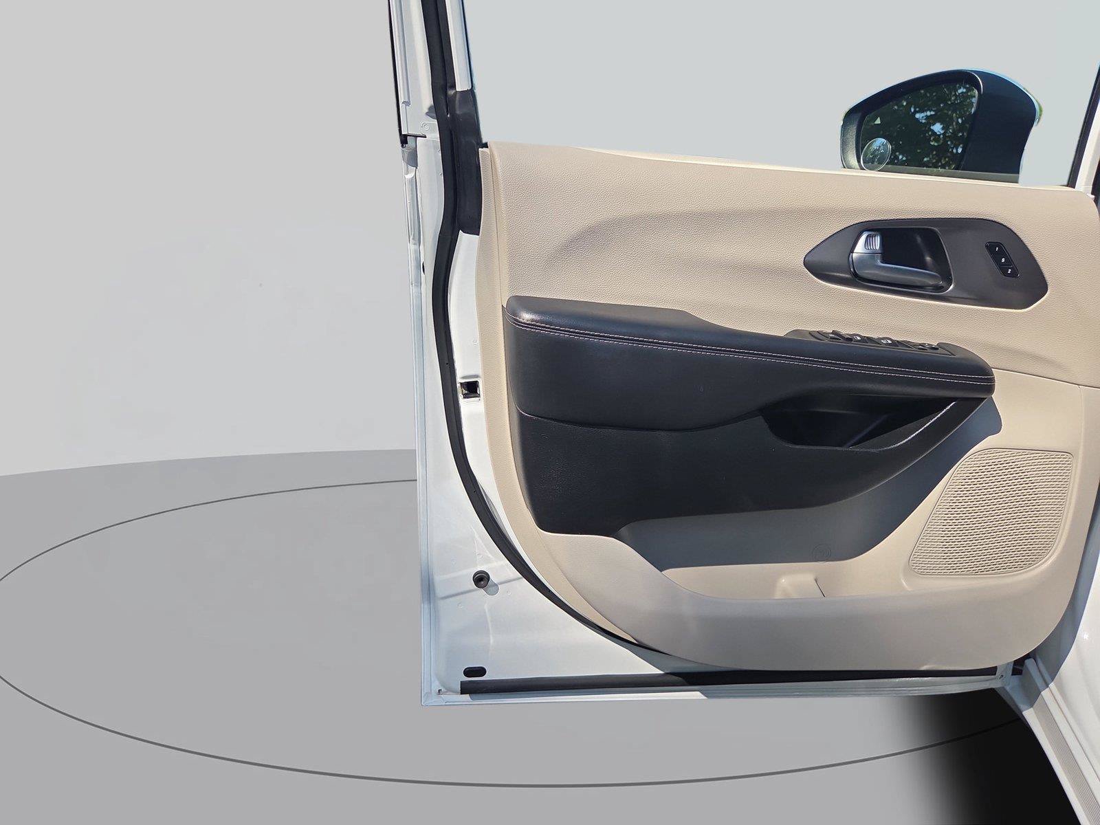 Used 2023 Chrysler Pacifica Touring-L FWD image 27