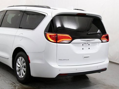 Used 2017 Chrysler Pacifica Touring-L image 7