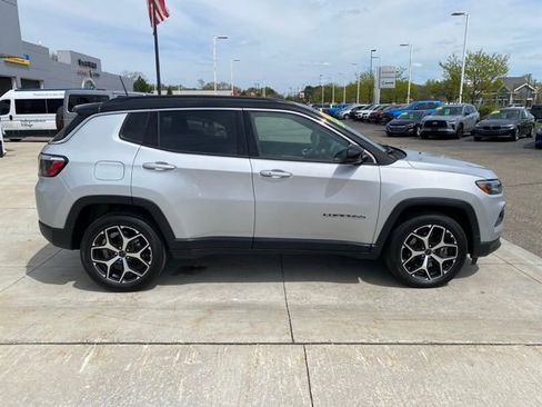 Used 2025 Jeep Compass Limited AWD/4WD image 2