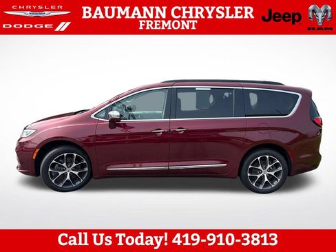 Used 2022 Chrysler Pacifica Limited AWD/4WD image 3