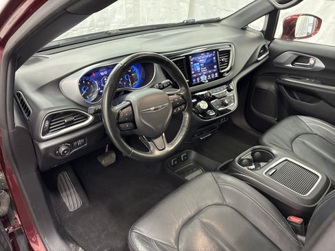Used 2020 Chrysler Pacifica Touring-L Plus w/ Advanced Safetytec Group FWD image 16