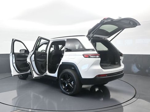 Used 2025 Jeep Grand Cherokee Altitude image 75