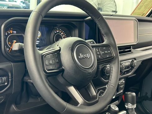 Used 2025 Jeep Gladiator Sport AWD/4WD image 14