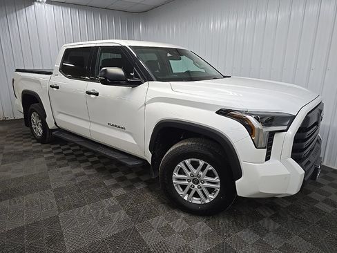 Used 2022 Toyota Tundra SR5 w/ SR5 Convenience Package AWD/4WD image 7