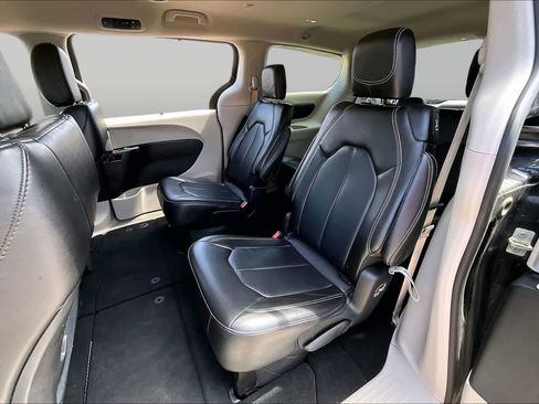 Used 2023 Chrysler Pacifica Touring-L FWD image 18