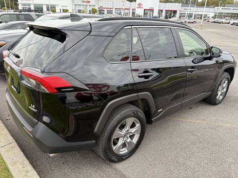 Certified 2022 Toyota RAV4 LE w/ Carpet Mat Package (TMS) image 5