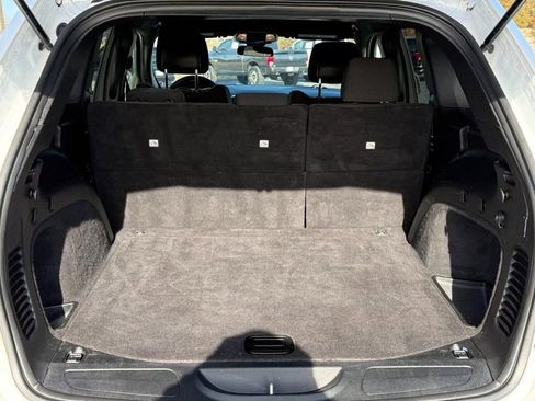 Used 2020 Jeep Grand Cherokee Laredo image 4