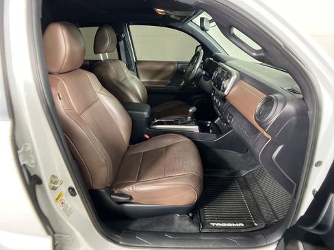 Used 2016 Toyota Tacoma Limited w/ Towing Package image 6