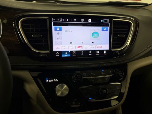 Used 2023 Chrysler Pacifica Limited image 16