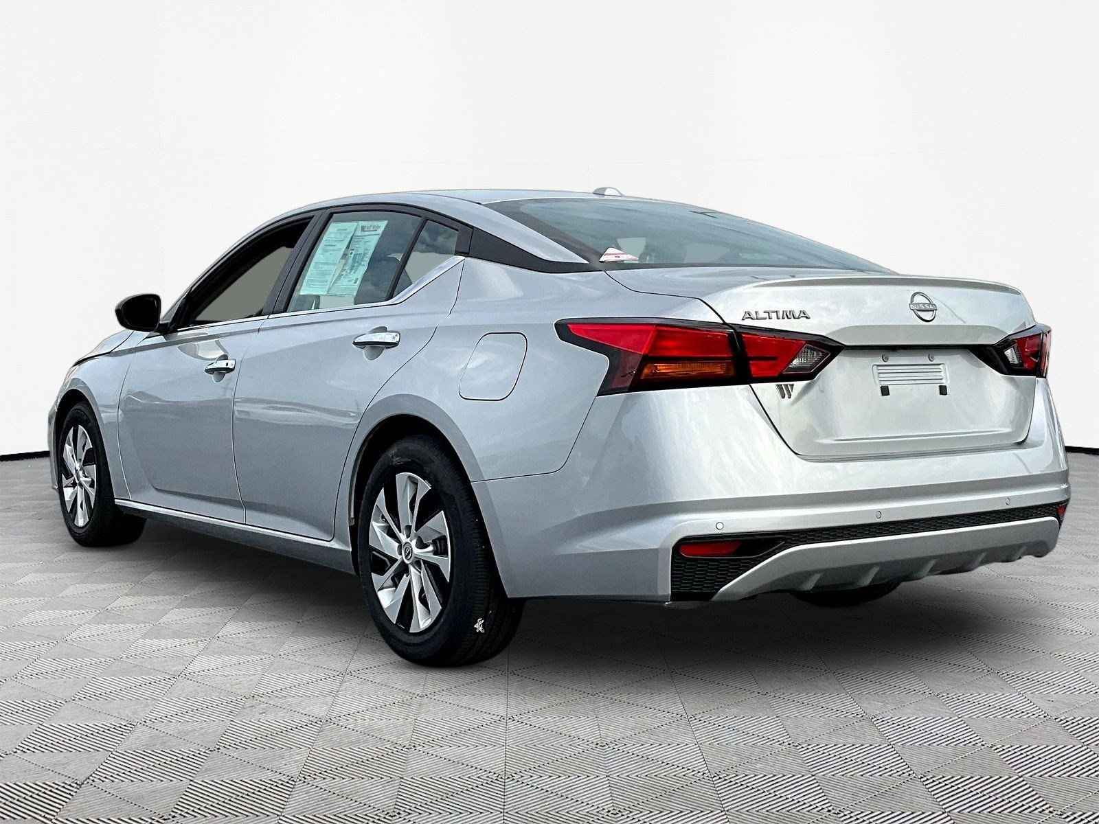 Used 2025 Nissan Altima 2.5 S FWD image 4