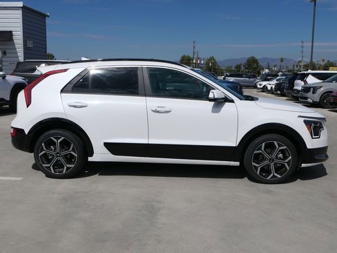 New 2025 Kia Niro EX Touring image 2