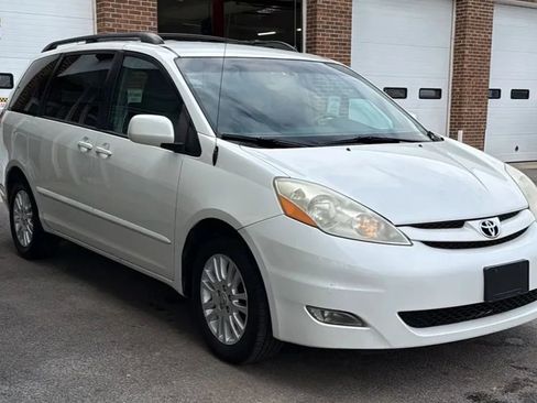 Used 2010 Toyota Sienna XLE image 3