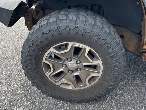 Used 2015 Jeep Wrangler Unlimited Rubicon w/ Connectivity Group AWD/4WD image 19