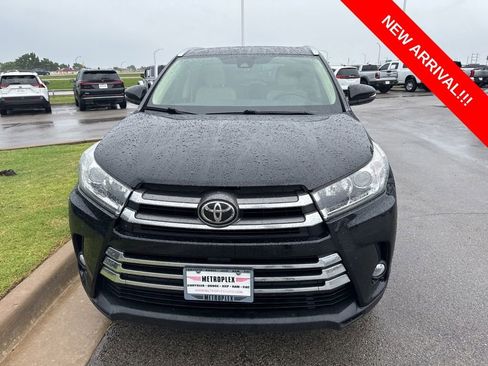 Used 2017 Toyota Highlander Limited FWD image 2