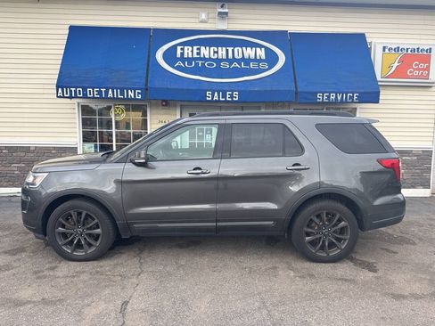 Used 2018 Ford Explorer XLT w/ Equipment Group 202A AWD/4WD image 2