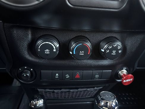 Used 2013 Jeep Wrangler Unlimited Sahara w/ Connectivity Group AWD/4WD image 25