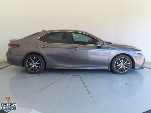 Used 2022 Toyota Camry SE FWD image 2
