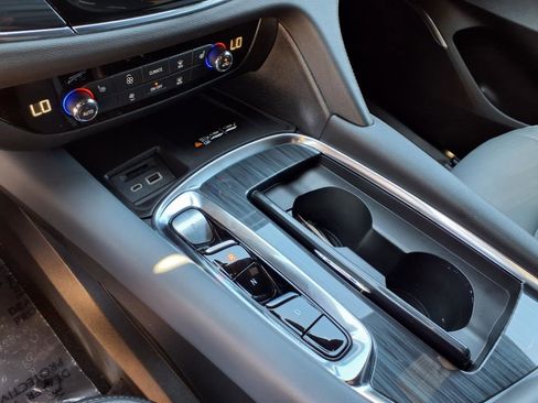 Used 2024 Buick Enclave Essence image 21