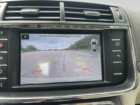Used 2017 Lincoln Continental Premiere AWD/4WD image 27