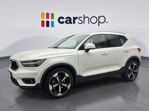 Used 2021 Volvo XC40 T5 Momentum w/ Premium Package image 1