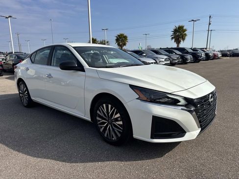 Used 2025 Nissan Altima 2.5 SV image 3