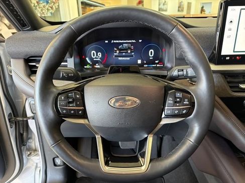 Used 2025 Ford Explorer Platinum w/ LUX Leather Package image 17