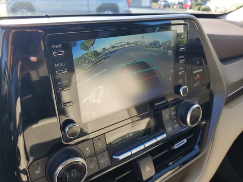 Used 2022 Toyota Highlander XLE image 31