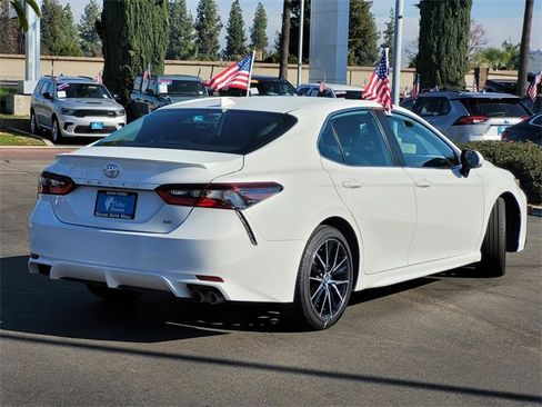 Used 2024 Toyota Camry SE image 5