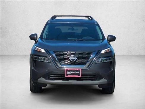 Used 2023 Nissan Rogue SV w/ SV Premium B Package FWD image 2