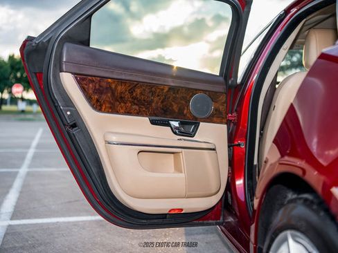 Used 2012 Jaguar XJ image 32