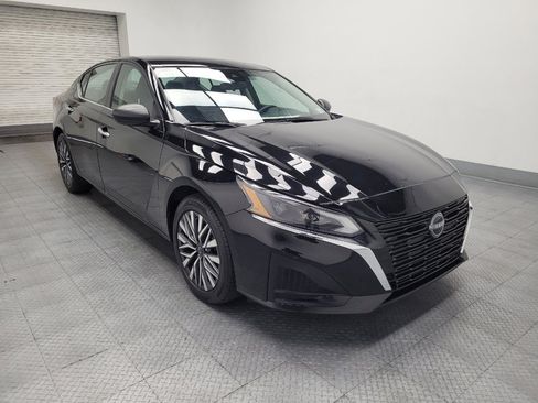 Used 2024 Nissan Altima 2.5 SV FWD image 11